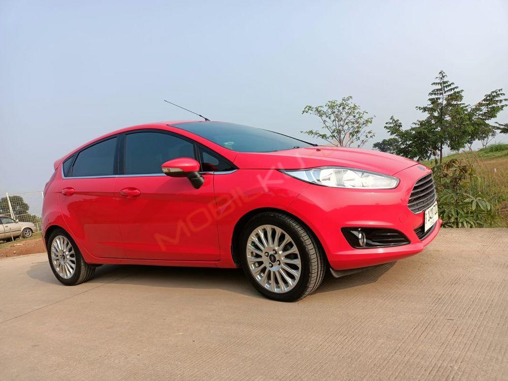 Mobil Ford Fiesta 2014