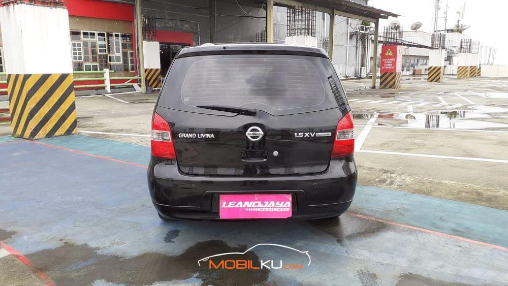 Mobil Nissan Grand Livina 2012