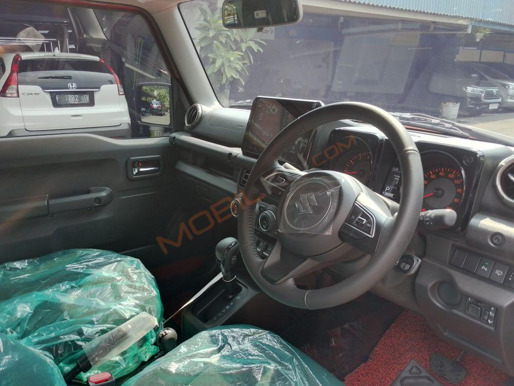 Mobil Suzuki Jimny 2023