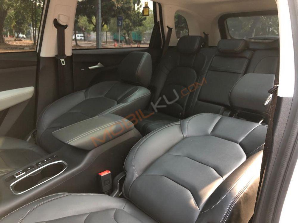 Mobil Wuling Almaz 2022