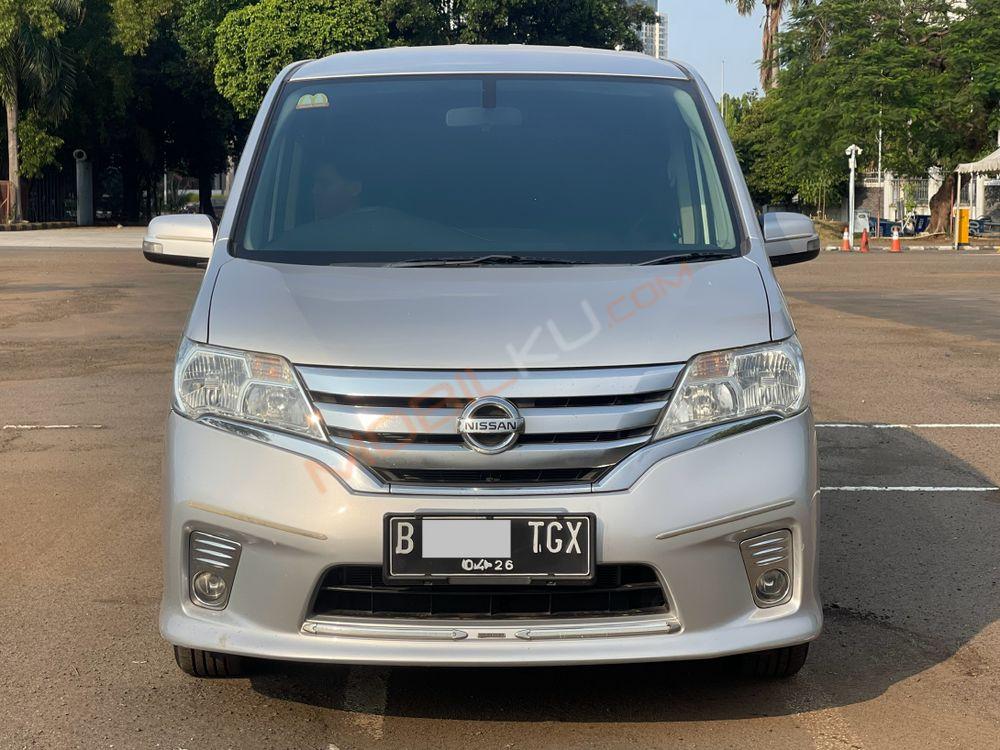Mobil Nissan Serena 2013