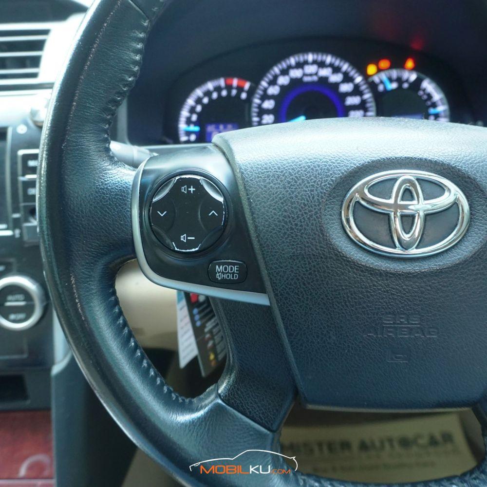 Mobil Toyota Camry 2013