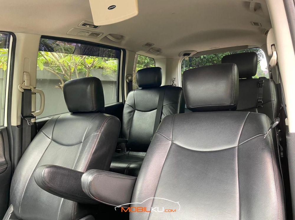 Mobil Nissan Serena 2013