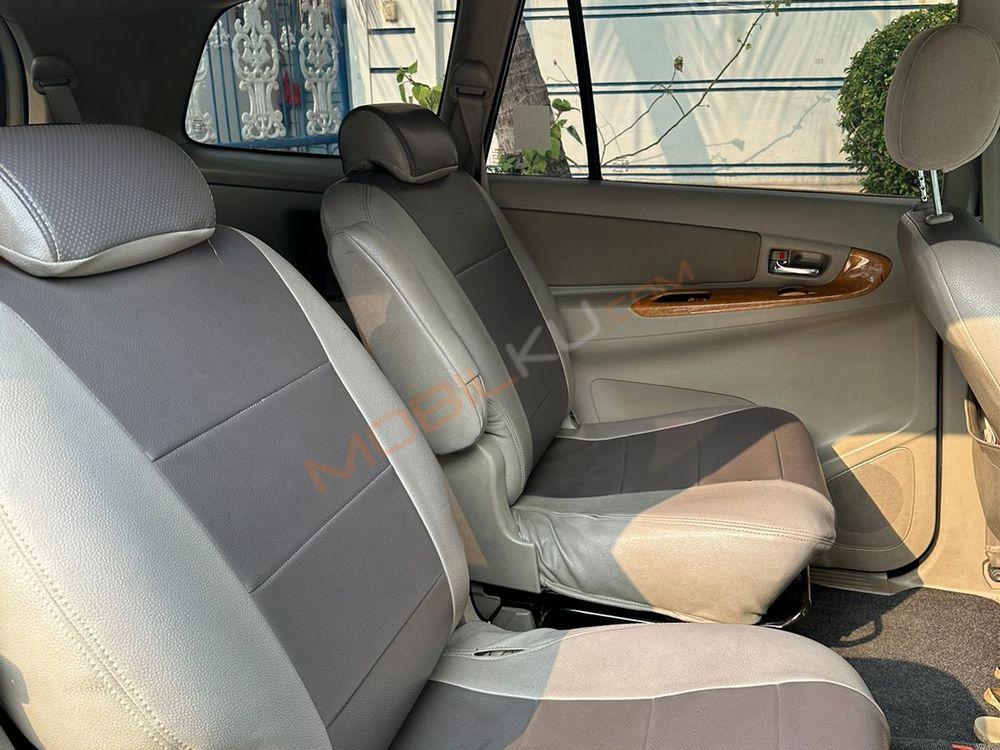 Mobil Toyota Kijang Innova 2011