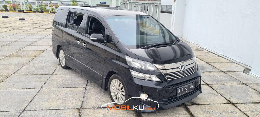 Mobil Toyota Vellfire 2013