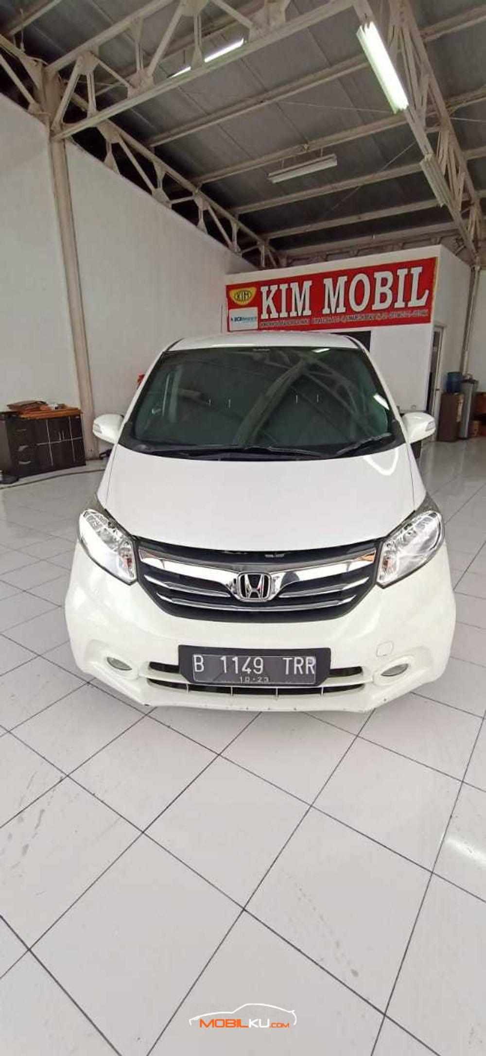 Mobil Honda Freed 2013