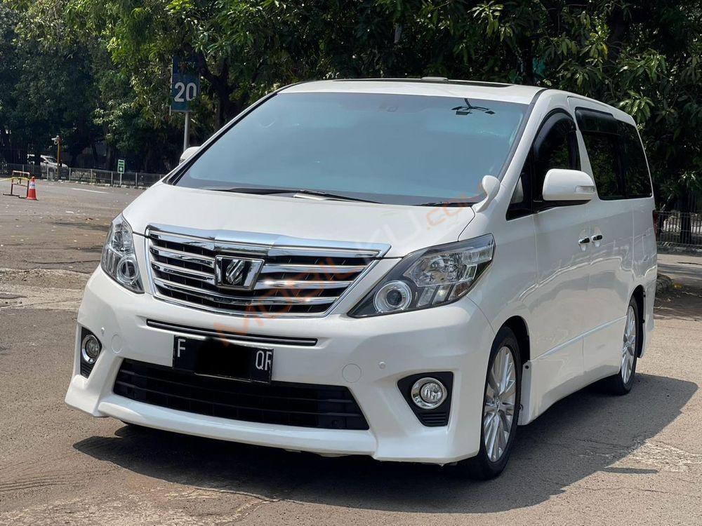 Mobil Toyota Alphard 2014