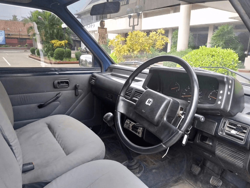 Mobil Isuzu Panther 2004