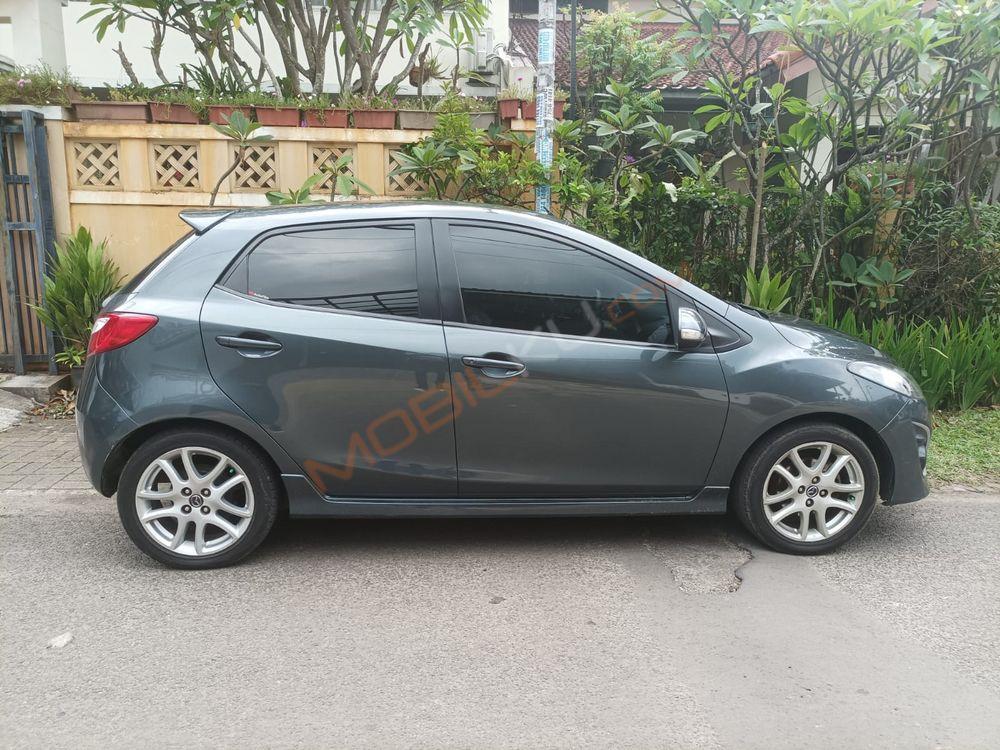 Mobil Mazda 2 Hatchback 2012