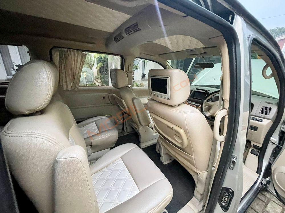 Mobil Nissan Serena 2012