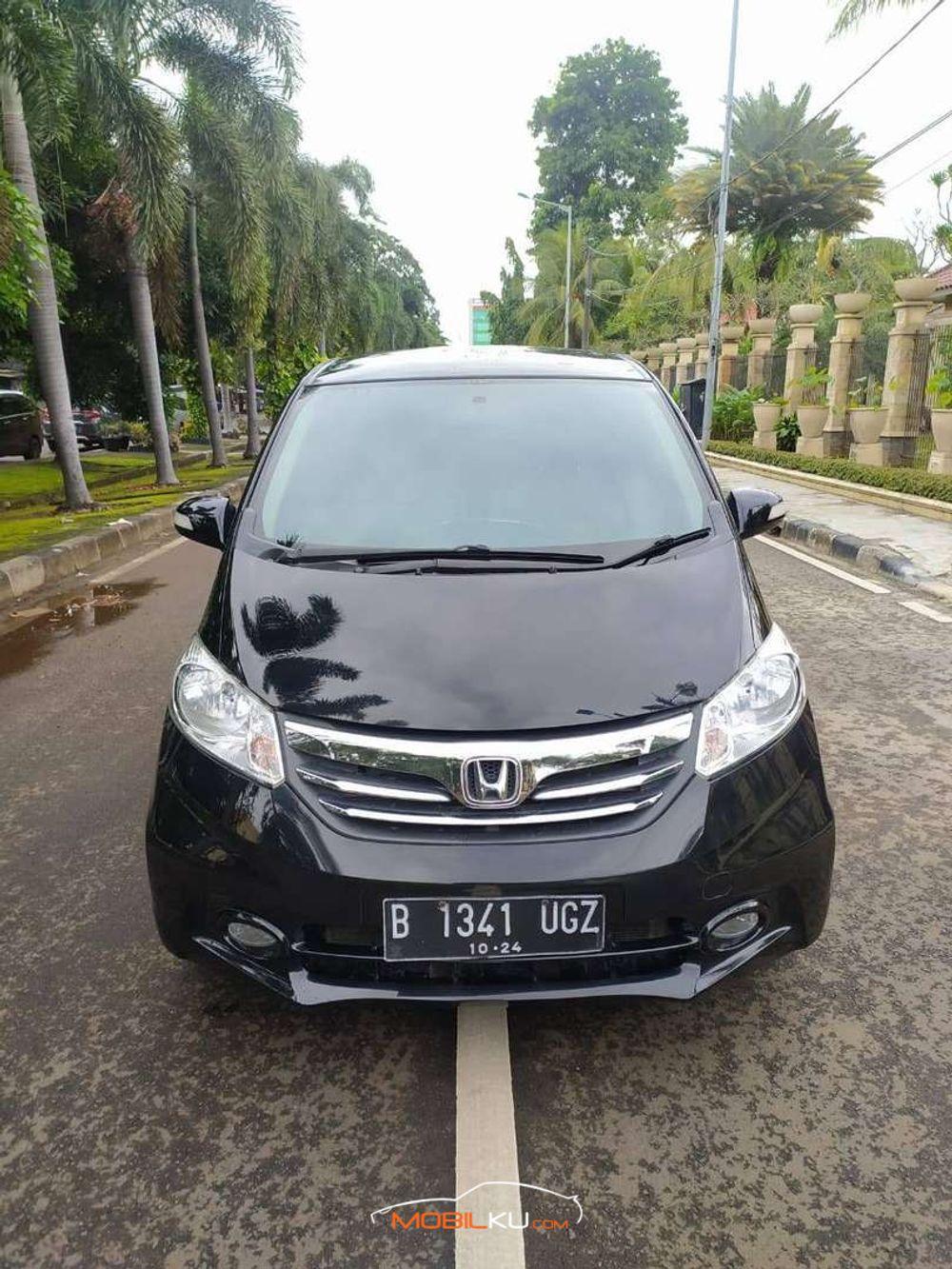 Mobil Honda Freed 2013