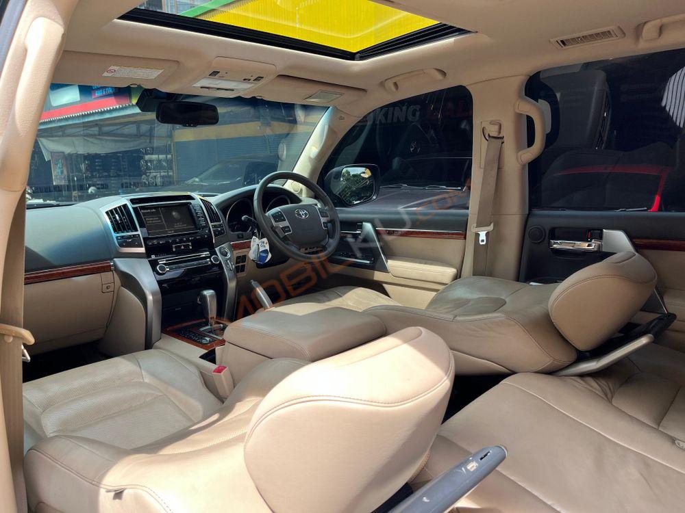 Mobil Toyota Land Cruiser 2013