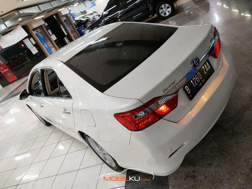 Mobil Toyota Camry 2014