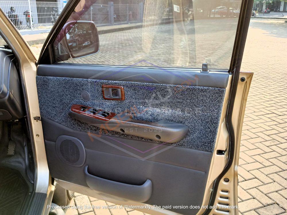 Mobil Toyota Kijang 2001