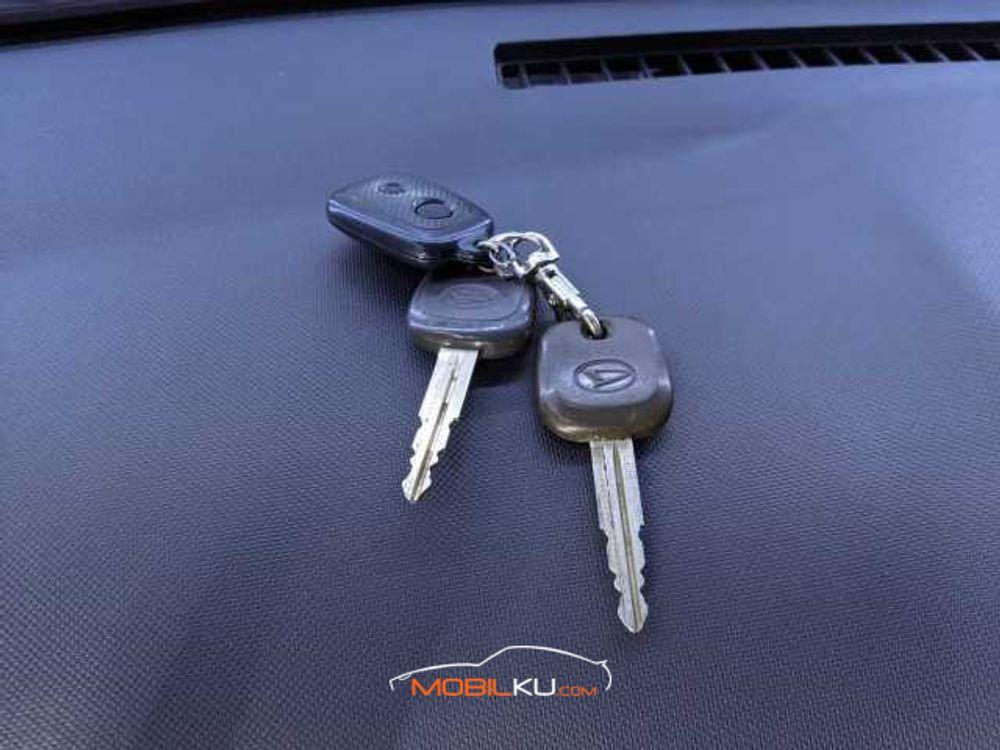 Mobil Daihatsu Sirion 2013