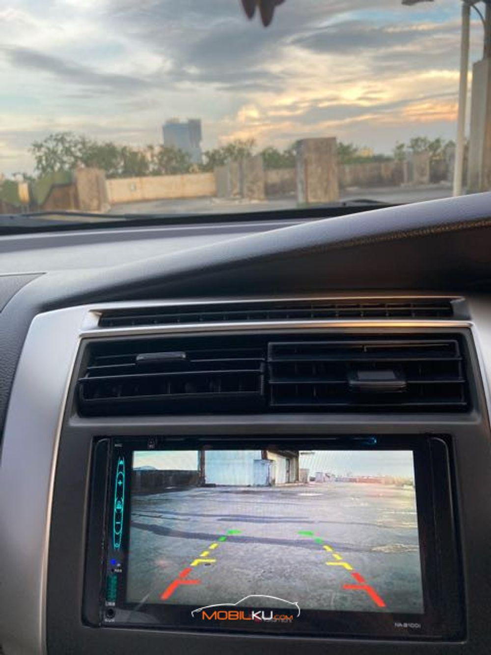 Mobil Nissan Grand Livina 2015