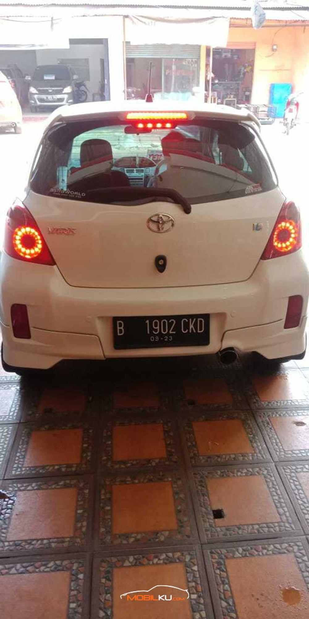 Mobil Toyota Yaris 2013