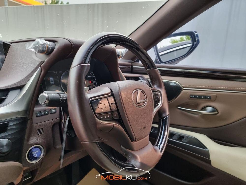 Mobil Lexus ES 2019
