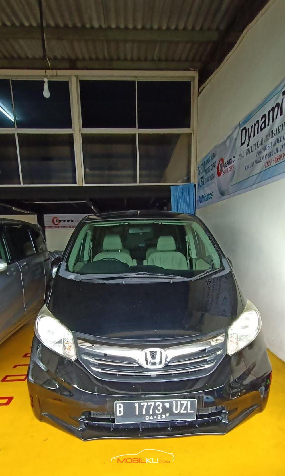 Mobil Honda Freed 2013