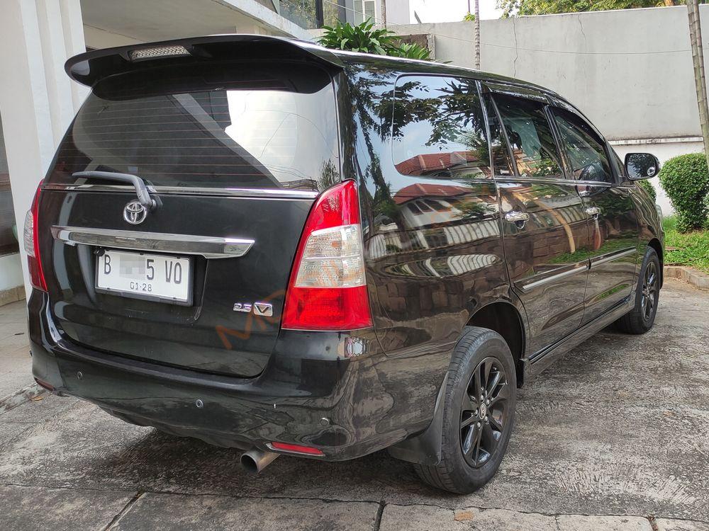 Mobil Toyota Kijang Innova 2012