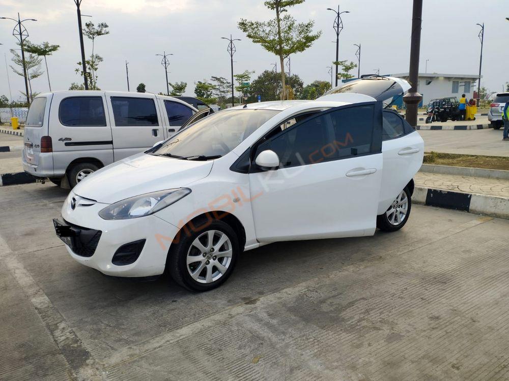 Mobil Mazda 2 Hatchback 2011