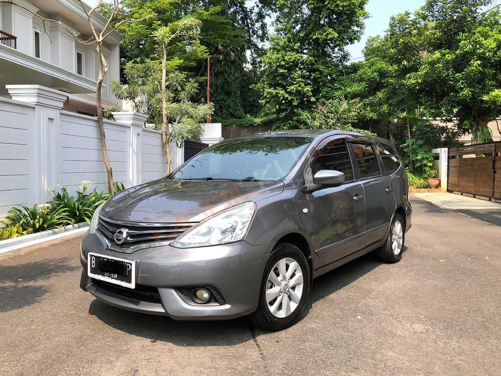 Mobil Nissan Grand Livina 2013