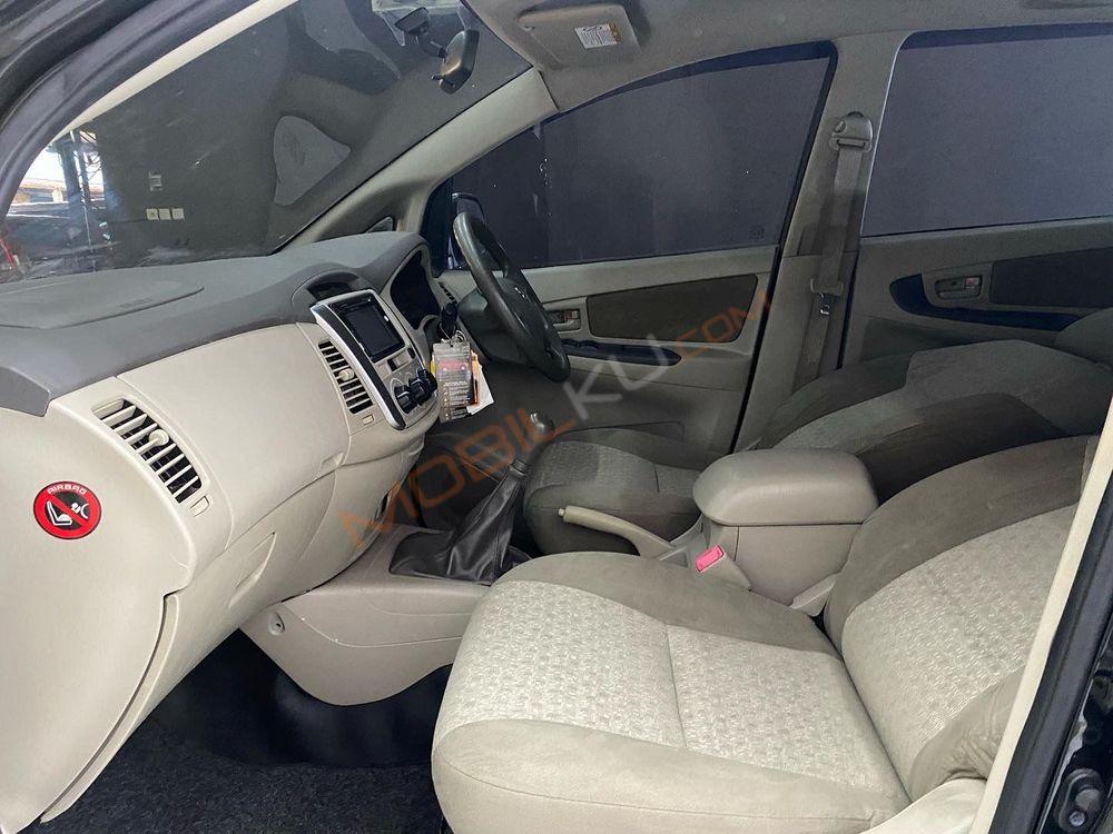 Mobil Toyota Kijang Innova 2013