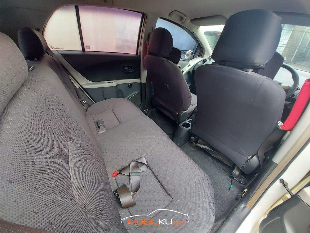 Mobil Toyota Yaris 2012