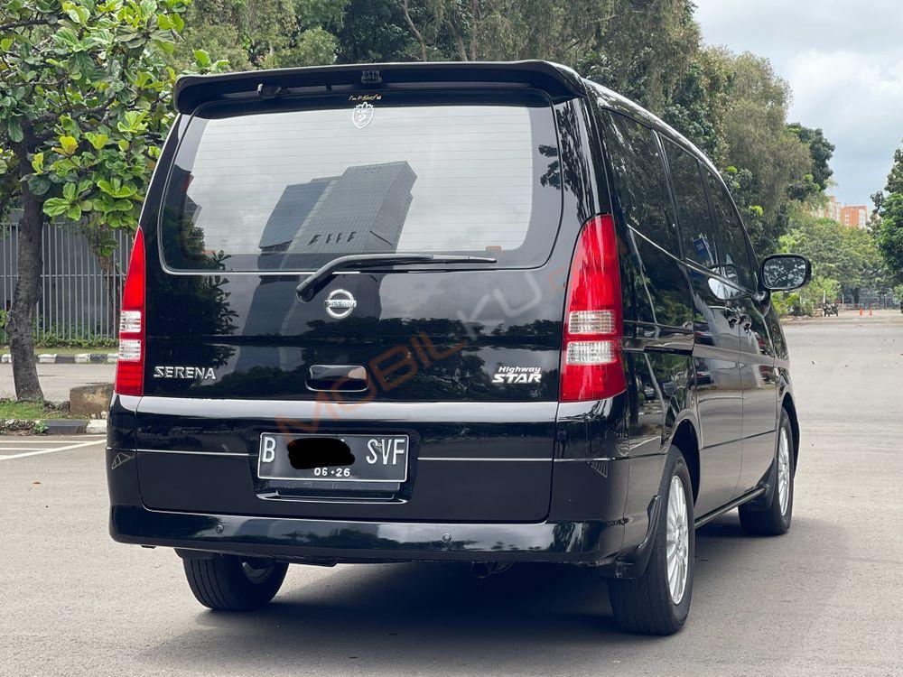 Mobil Nissan Serena 2011
