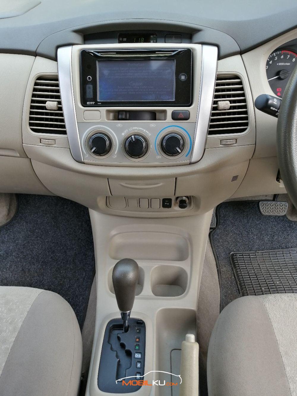 Mobil Toyota Kijang Innova 2013