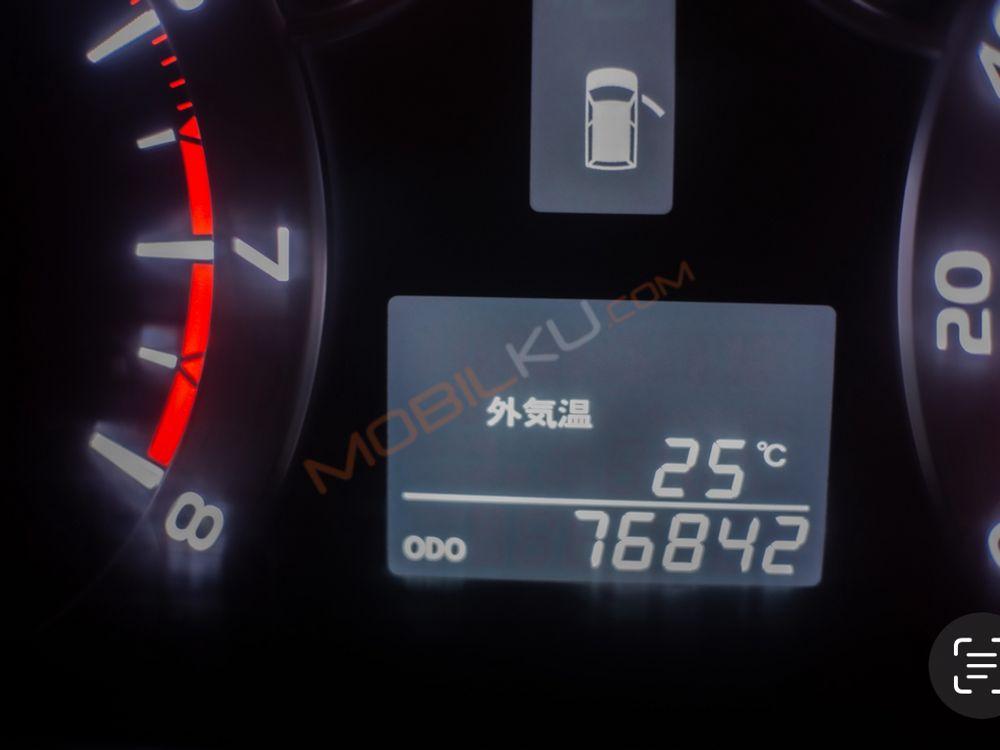 Mobil Toyota Vellfire 2011