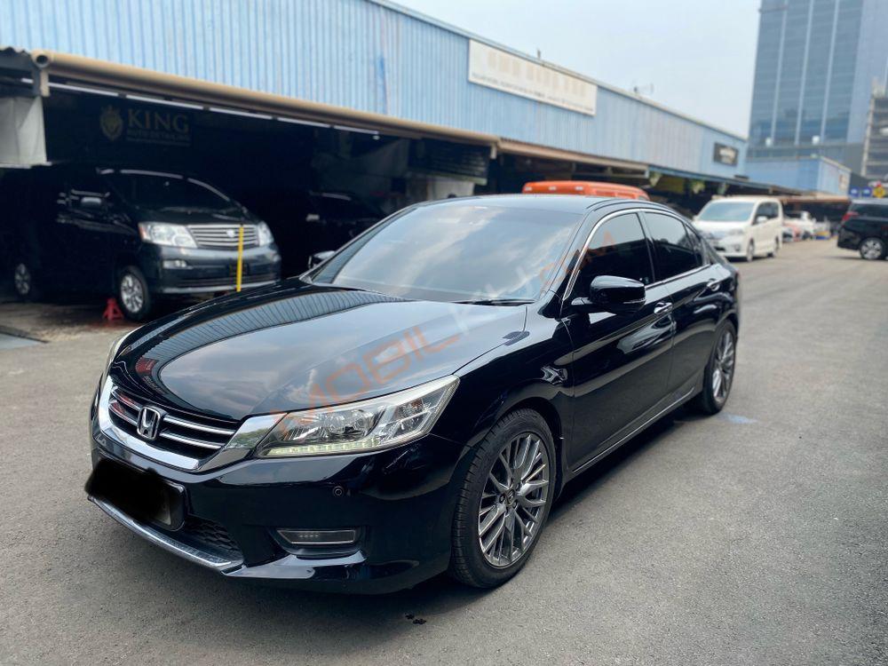 Mobil Honda Accord 2013