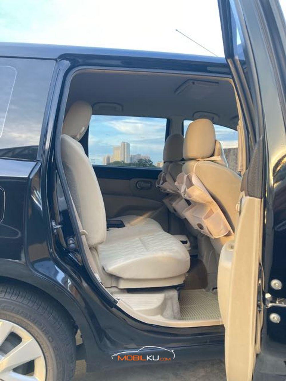 Mobil Nissan Grand Livina 2015