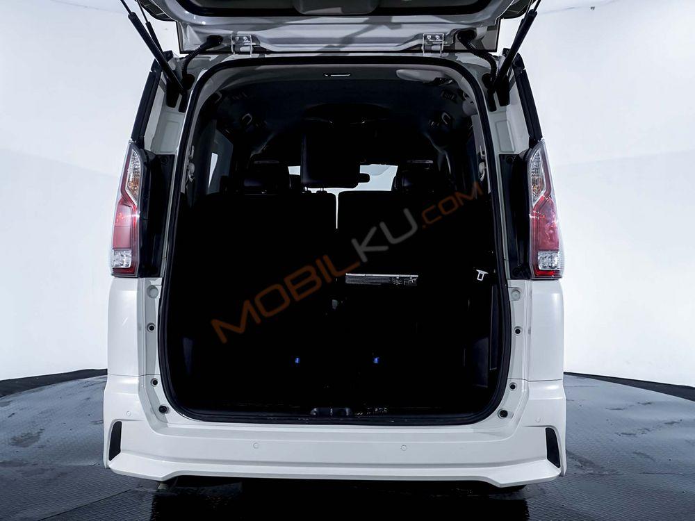 Mobil Nissan Serena 2019