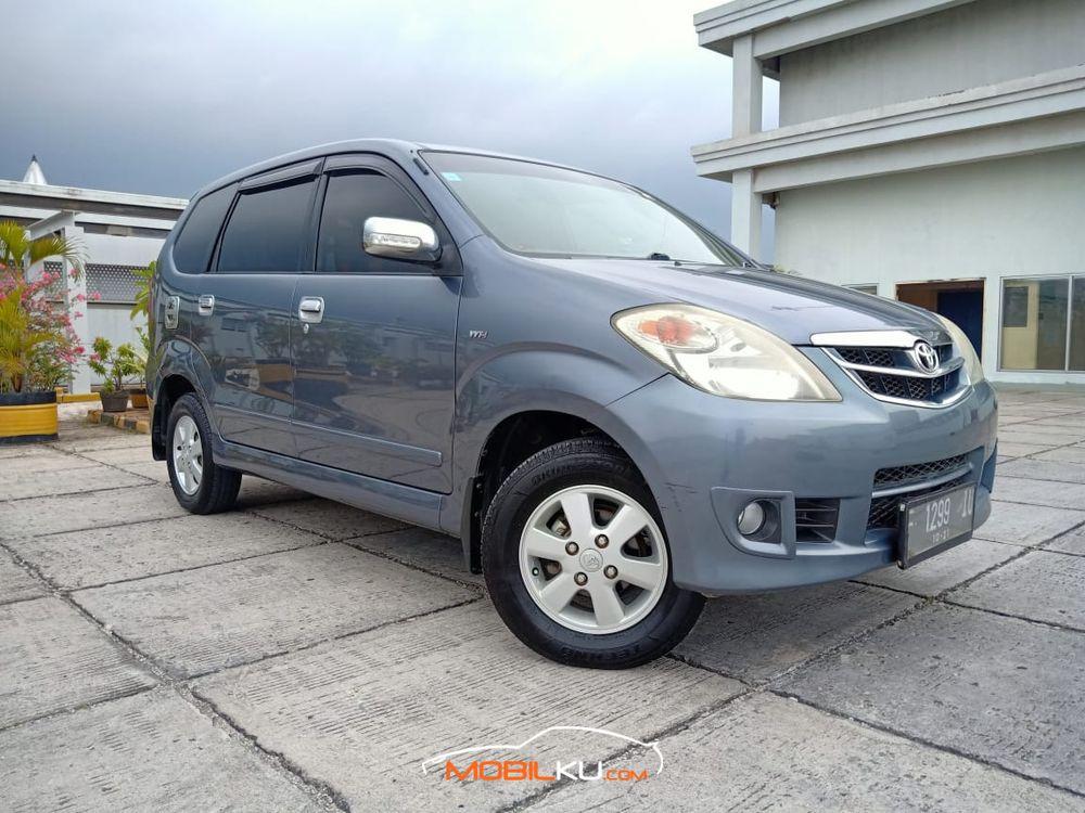 Mobil Toyota Avanza 2011