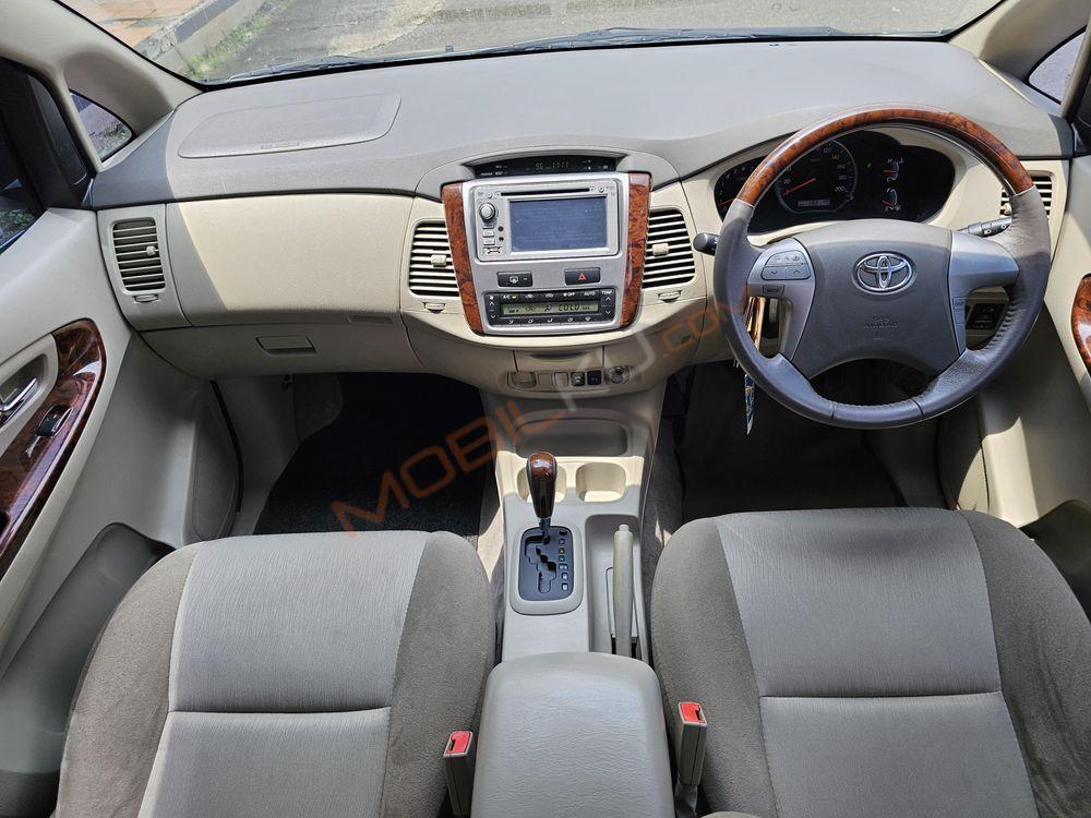 Mobil Toyota Kijang Innova 2013