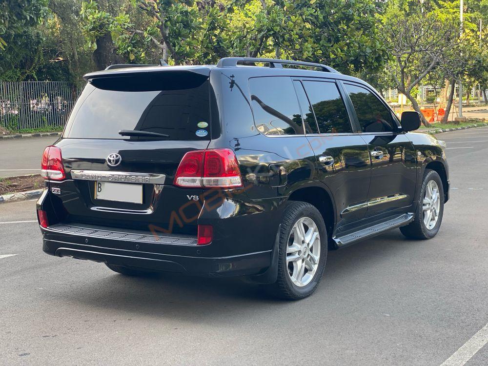 Mobil Toyota Land Cruiser 2010
