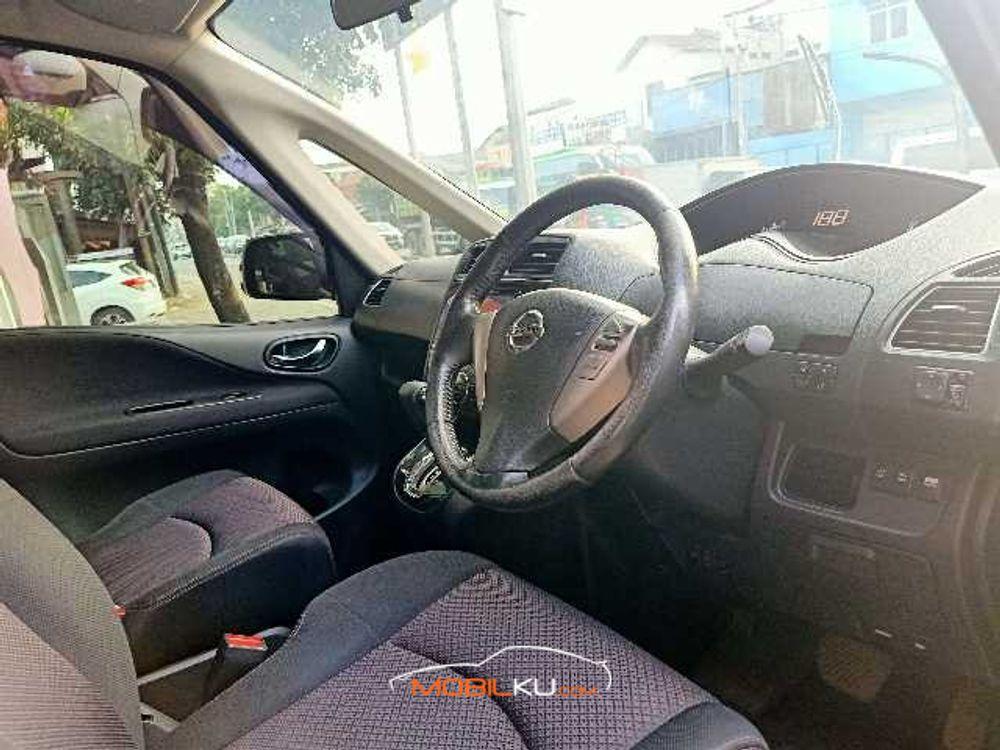 Mobil Nissan Serena 2013