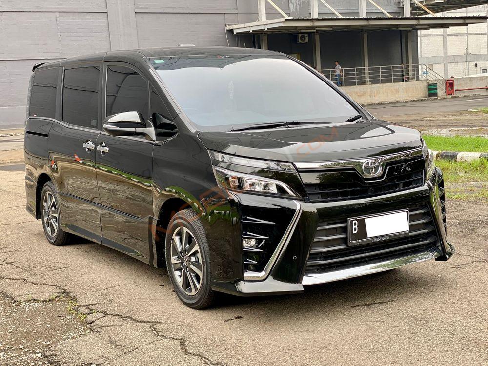 Mobil Toyota Voxy 2019