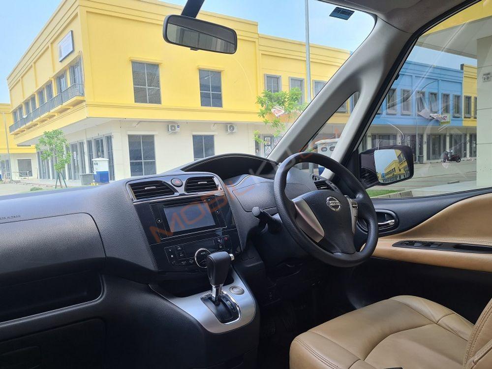 Mobil Nissan Serena 2013