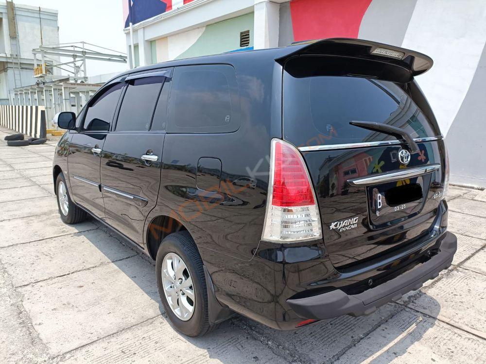 Mobil Toyota Kijang Innova 2010