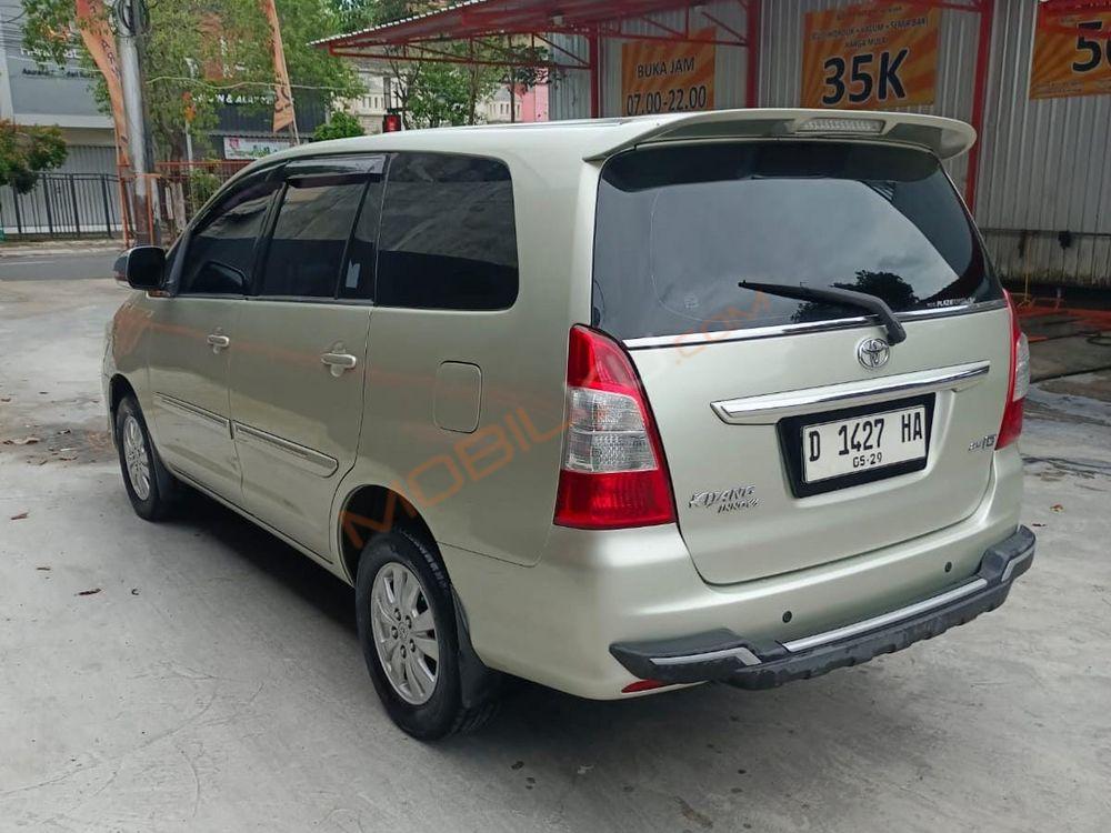 Mobil Toyota Kijang Innova 2013