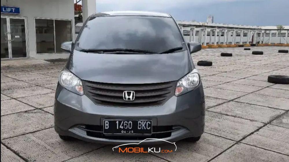 Mobil Honda Freed 2010