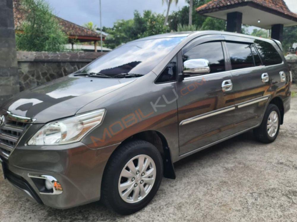 Mobil Toyota Kijang Innova 2013