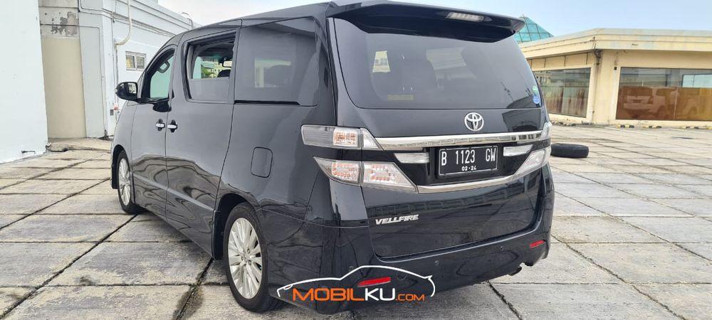 Mobil Toyota Vellfire 2013