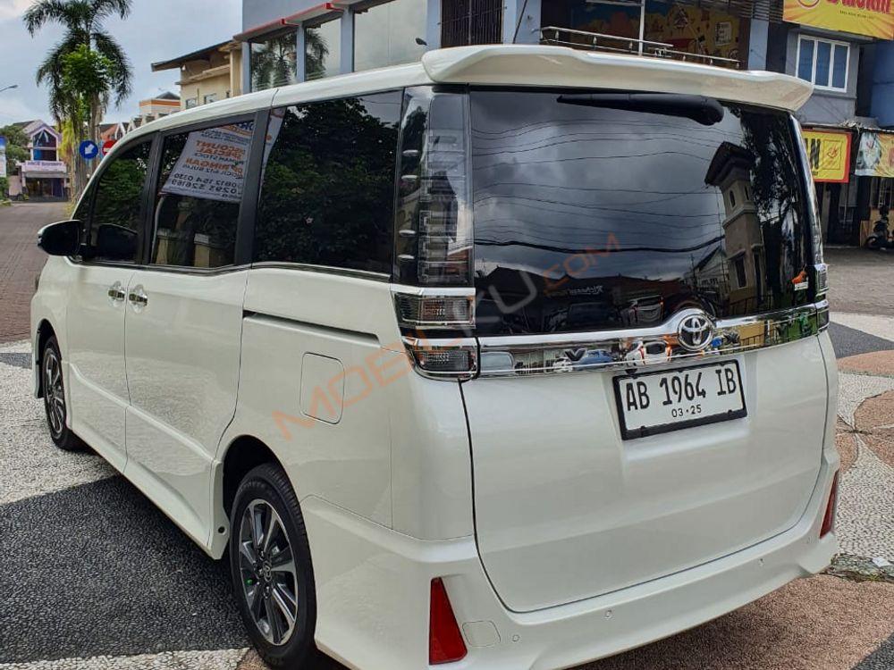 Mobil Toyota Voxy 2020