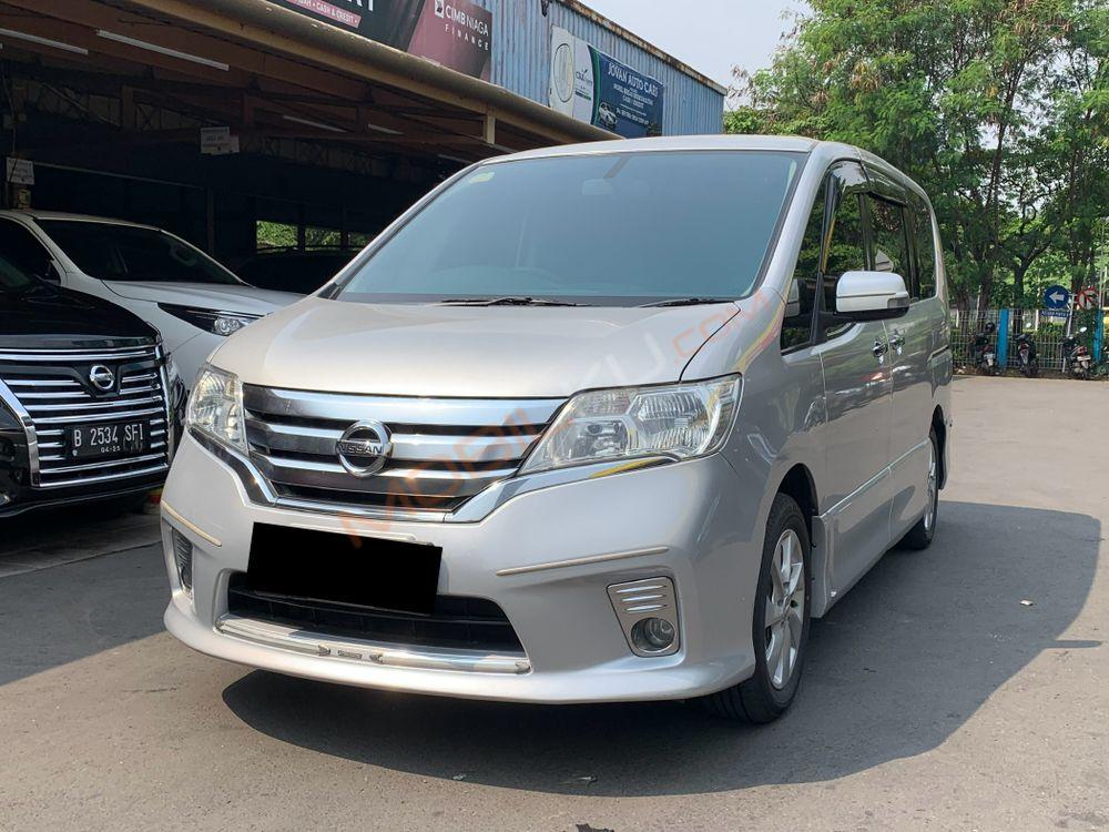Mobil Nissan Serena 2013