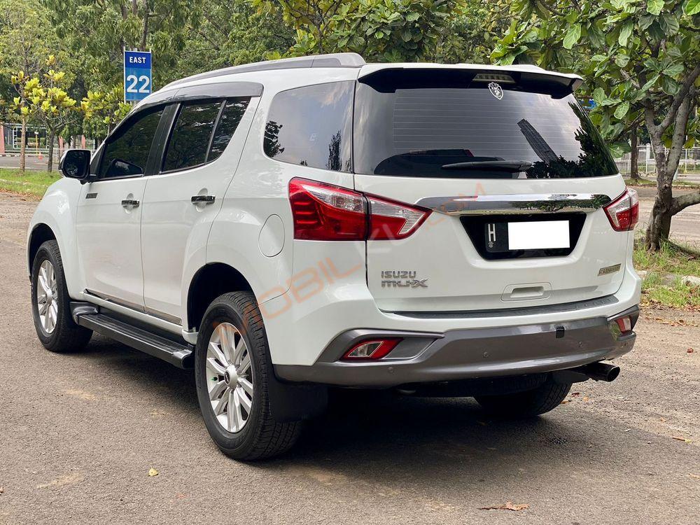 Mobil Isuzu MU-X 2017