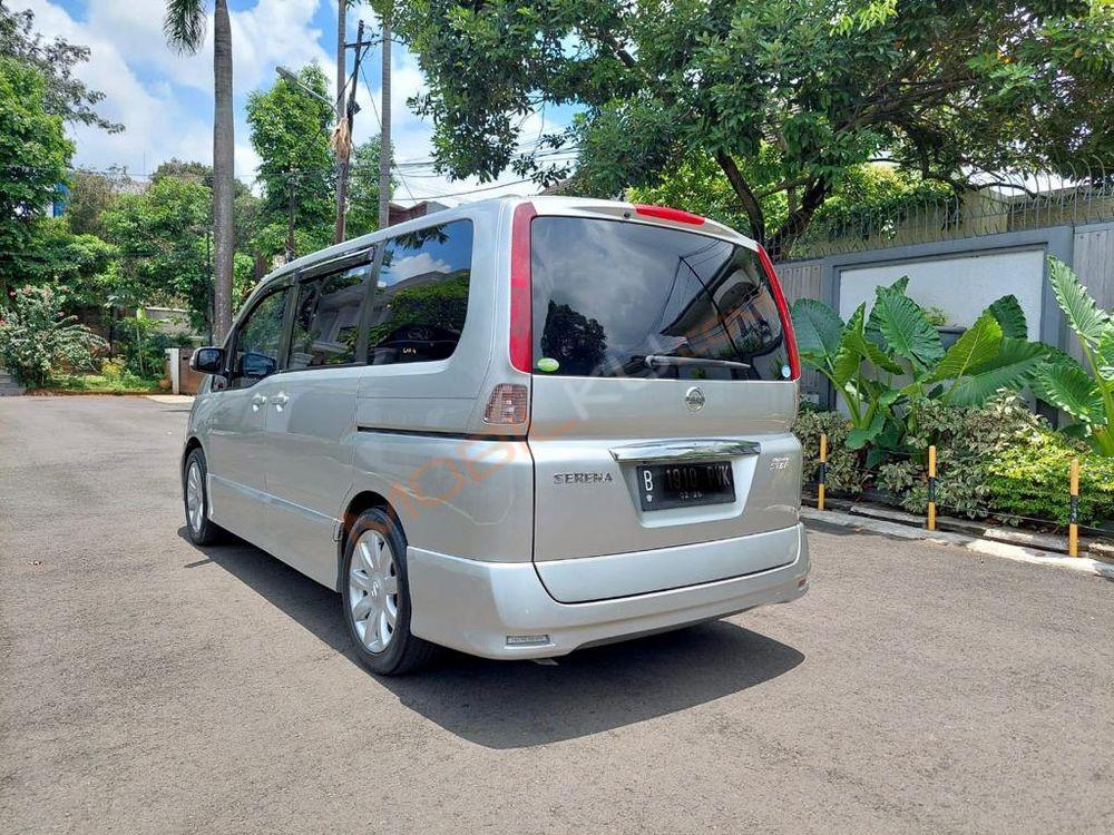 Mobil Nissan Serena 2010