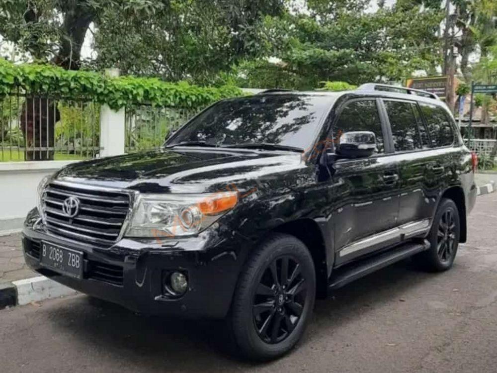 Mobil Toyota Land Cruiser 2012